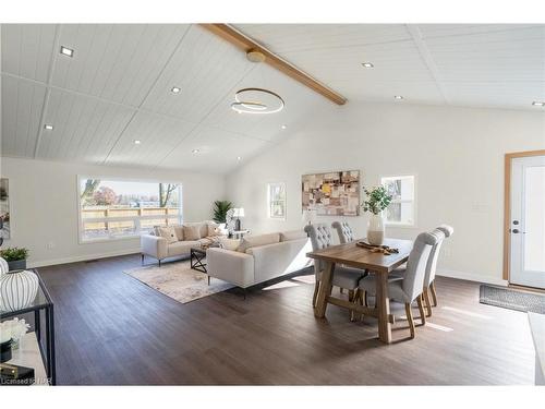 2062 Snider Road, Port Colborne, ON - Indoor Photo Showing Living Room