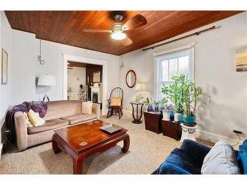 107 Carlton Street, St. Catharines, ON - Indoor Photo Showing Living Room