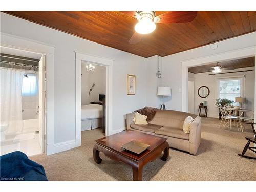 107 Carlton Street, St. Catharines, ON - Indoor Photo Showing Living Room