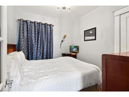 107 Carlton Street, St. Catharines, ON - Indoor Photo Showing Bedroom