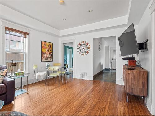 4330 Simcoe Street, Niagara Falls, ON - Indoor Photo Showing Living Room