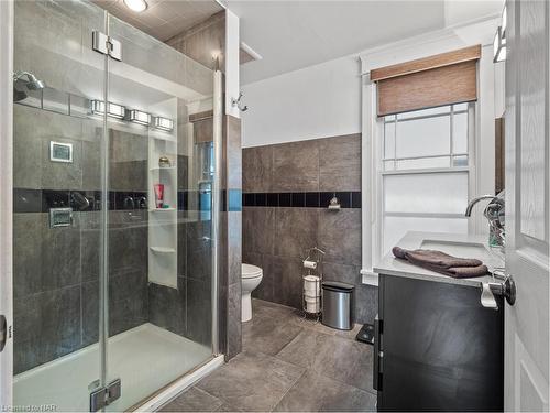 4330 Simcoe Street, Niagara Falls, ON - Indoor Photo Showing Bathroom