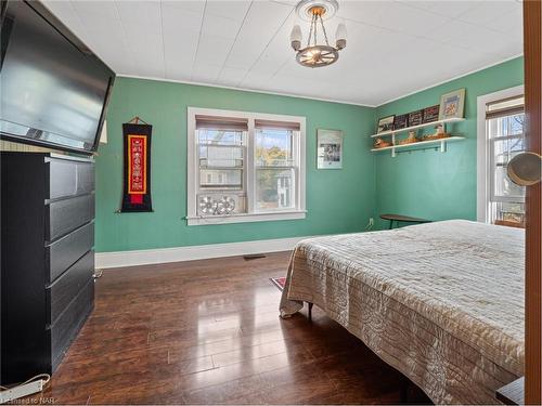 4330 Simcoe Street, Niagara Falls, ON - Indoor Photo Showing Bedroom