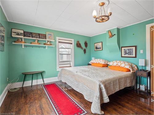 4330 Simcoe Street, Niagara Falls, ON - Indoor Photo Showing Bedroom