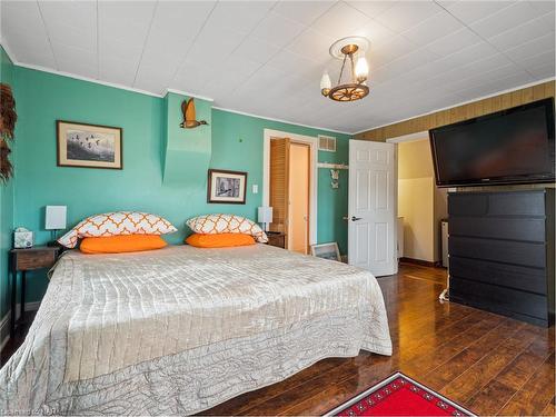 4330 Simcoe Street, Niagara Falls, ON - Indoor Photo Showing Bedroom