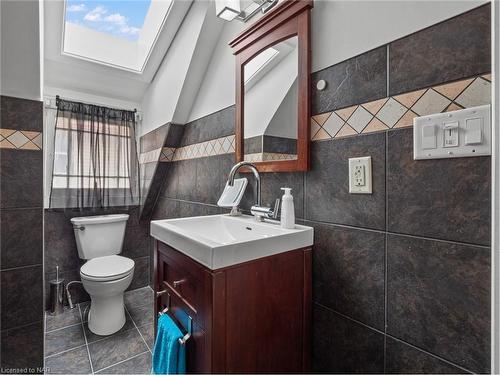 4330 Simcoe Street, Niagara Falls, ON - Indoor Photo Showing Bathroom