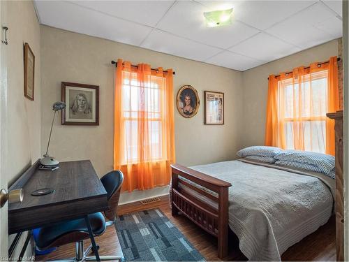 4330 Simcoe Street, Niagara Falls, ON - Indoor Photo Showing Bedroom