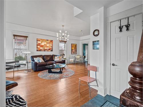 4330 Simcoe Street, Niagara Falls, ON - Indoor Photo Showing Living Room