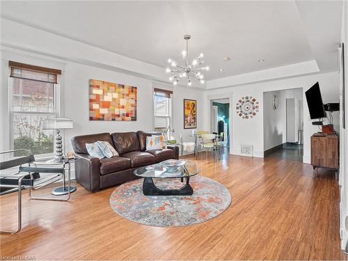 4330 Simcoe Street, Niagara Falls, ON - Indoor Photo Showing Living Room