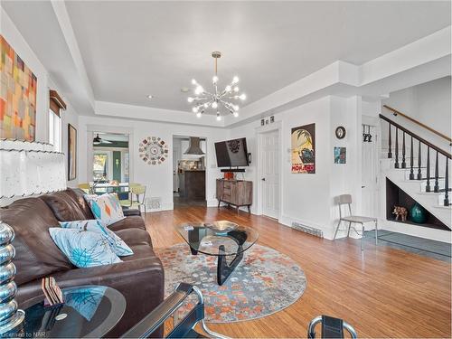 4330 Simcoe Street, Niagara Falls, ON - Indoor Photo Showing Living Room