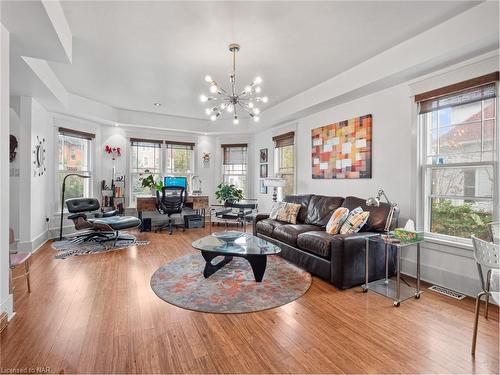 4330 Simcoe Street, Niagara Falls, ON - Indoor Photo Showing Living Room