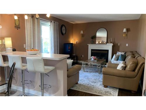 7 Miranda Court, Welland, ON - Indoor Photo Showing Living Room With Fireplace