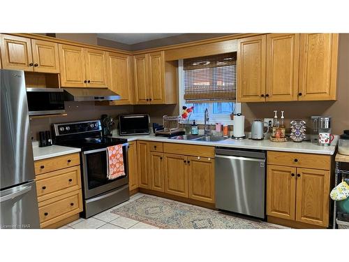 7 Miranda Court, Welland, ON - Indoor Photo Showing Kitchen With Double Sink