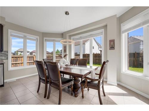 7590 Butternut Boulevard, Niagara Falls, ON - Indoor Photo Showing Dining Room