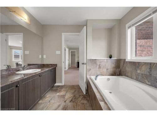 7590 Butternut Boulevard, Niagara Falls, ON - Indoor Photo Showing Bathroom