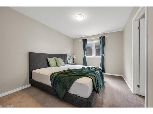 7590 Butternut Boulevard, Niagara Falls, ON - Indoor Photo Showing Bedroom