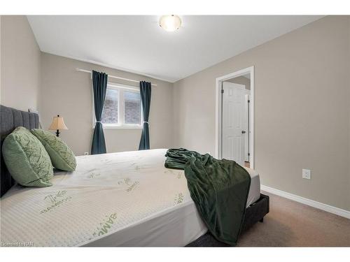 7590 Butternut Boulevard, Niagara Falls, ON - Indoor Photo Showing Bedroom