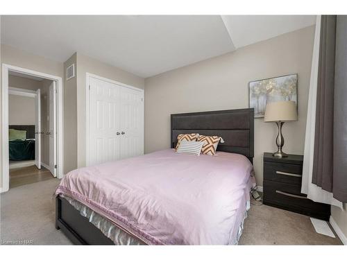 7590 Butternut Boulevard, Niagara Falls, ON - Indoor Photo Showing Bedroom