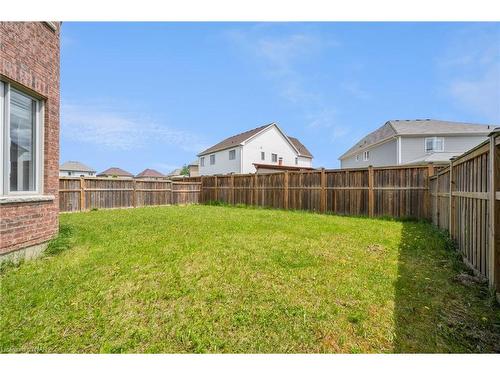 7590 Butternut Boulevard, Niagara Falls, ON - Outdoor With Backyard