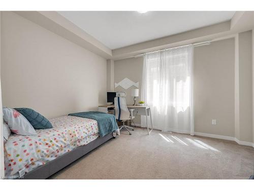 7590 Butternut Boulevard, Niagara Falls, ON - Indoor Photo Showing Bedroom