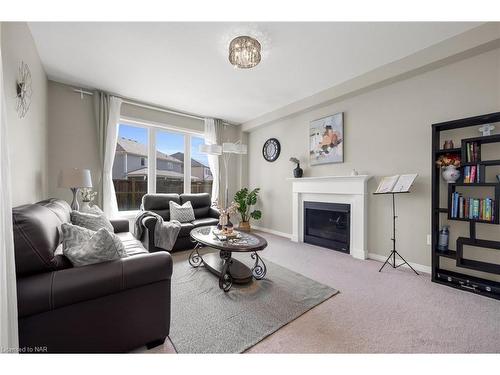 7590 Butternut Boulevard, Niagara Falls, ON - Indoor Photo Showing Living Room With Fireplace