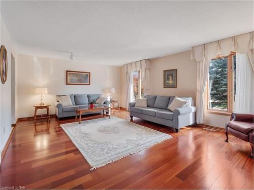 4997 Southview Avenue, Niagara Falls, ON - Indoor Photo Showing Living Room