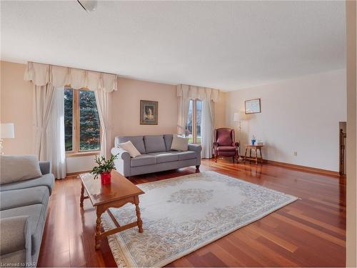 4997 Southview Avenue, Niagara Falls, ON - Indoor Photo Showing Living Room