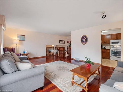 4997 Southview Avenue, Niagara Falls, ON - Indoor Photo Showing Living Room