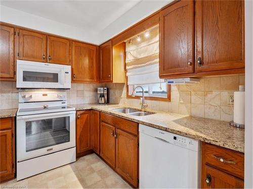 4997 Southview Avenue, Niagara Falls, ON - Indoor Photo Showing Kitchen With Double Sink