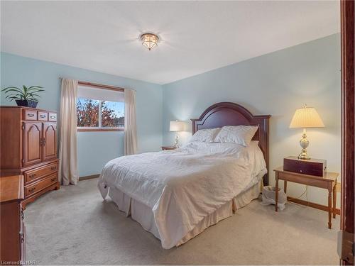 4997 Southview Avenue, Niagara Falls, ON - Indoor Photo Showing Bedroom