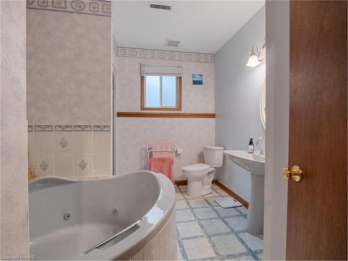 4997 Southview Avenue, Niagara Falls, ON - Indoor Photo Showing Bathroom