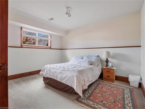 4997 Southview Avenue, Niagara Falls, ON - Indoor Photo Showing Bedroom