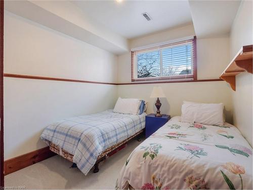 4997 Southview Avenue, Niagara Falls, ON - Indoor Photo Showing Bedroom