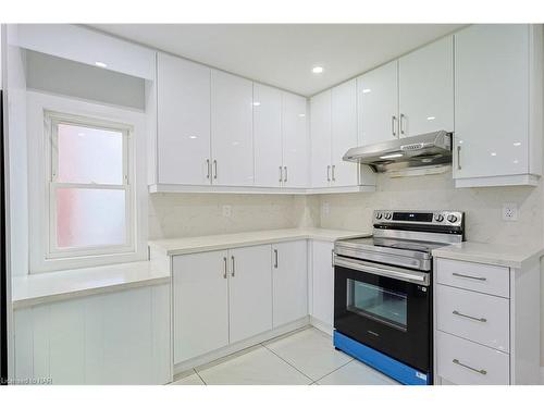 4492 Morrison Street, Niagara Falls, ON - Indoor Photo Showing Kitchen