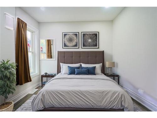 4492 Morrison Street, Niagara Falls, ON - Indoor Photo Showing Bedroom