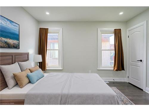 4492 Morrison Street, Niagara Falls, ON - Indoor Photo Showing Bedroom