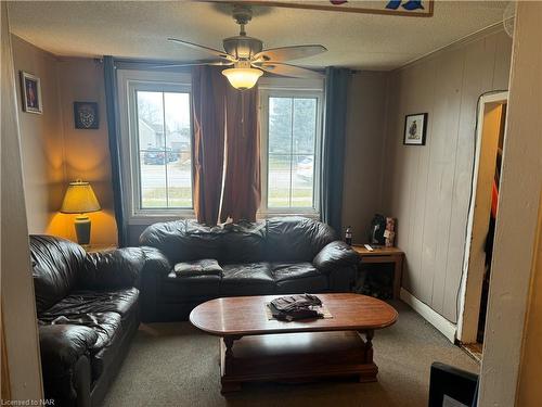 6360 Mcleod Road, Niagara Falls, ON - Indoor Photo Showing Living Room