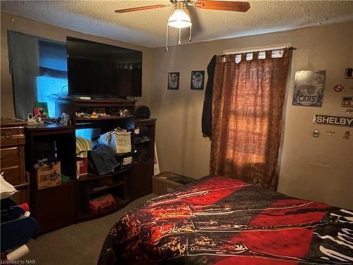 6360 Mcleod Road, Niagara Falls, ON - Indoor Photo Showing Bedroom