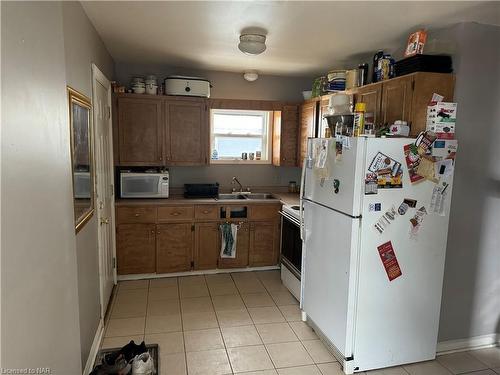 5564 Fraser Street, Niagara Falls, ON - Indoor Photo Showing Kitchen With Double Sink