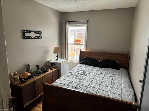 5564 Fraser Street, Niagara Falls, ON - Indoor Photo Showing Bedroom