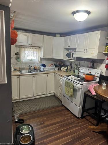 6481 Bellevue Street, Niagara Falls, ON - Indoor Photo Showing Kitchen With Double Sink