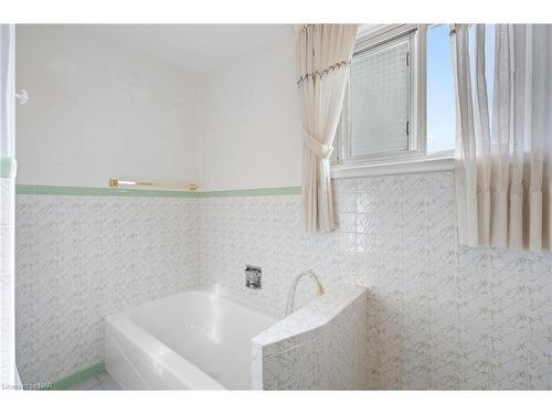 9 King Street, Thorold, ON - Indoor Photo Showing Bathroom