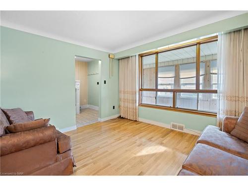 9 King Street, Thorold, ON - Indoor Photo Showing Living Room