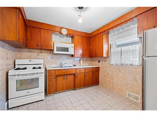 9 King Street, Thorold, ON - Indoor Photo Showing Kitchen With Double Sink