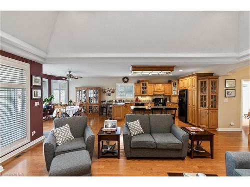 100 Thorold Road, Welland, ON - Indoor Photo Showing Living Room