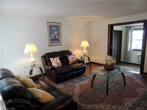 209 Eastchester Avenue, Niagara-On-The-Lake, ON - Indoor Photo Showing Living Room