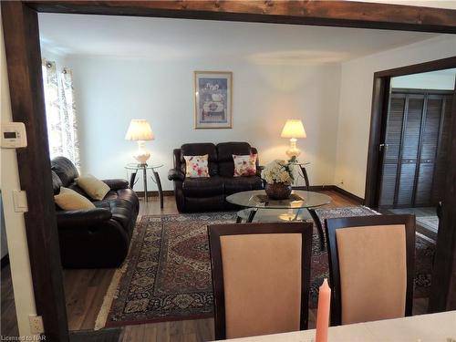 209 Eastchester Avenue, Niagara-On-The-Lake, ON - Indoor Photo Showing Living Room