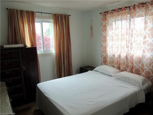 209 Eastchester Avenue, Niagara-On-The-Lake, ON - Indoor Photo Showing Bedroom