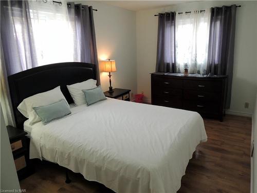 209 Eastchester Avenue, Niagara-On-The-Lake, ON - Indoor Photo Showing Bedroom