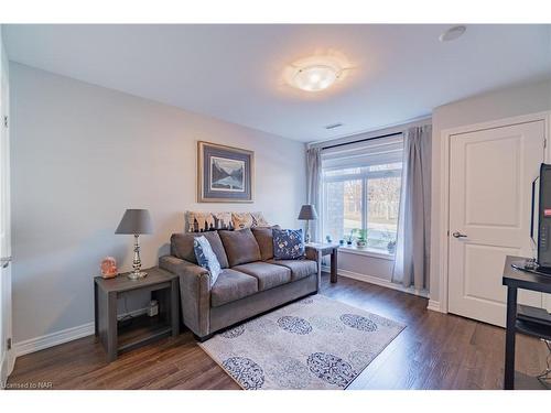 121-4644 Pettit Avenue, Niagara Falls, ON - Indoor Photo Showing Living Room